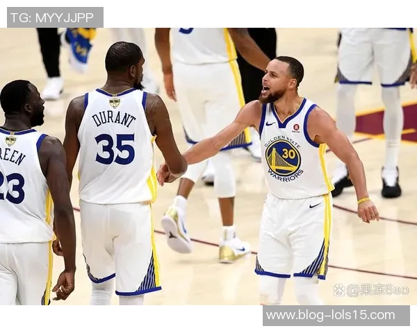 2015年勇士对阵太阳库里狂砍41分展现超级巨星风采