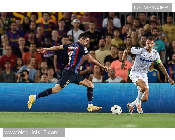 拿玻里与利物浦激战正酣双方争夺欧冠小组赛关键胜利